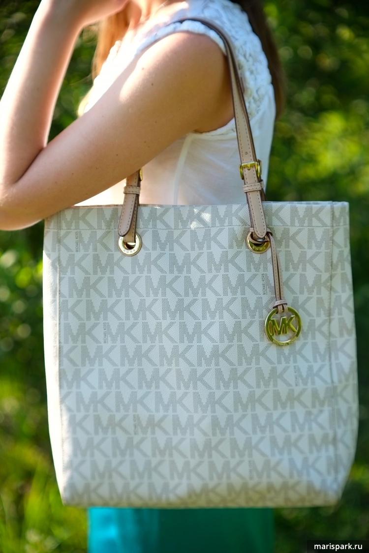 Вместительная сумка от Michael Kors