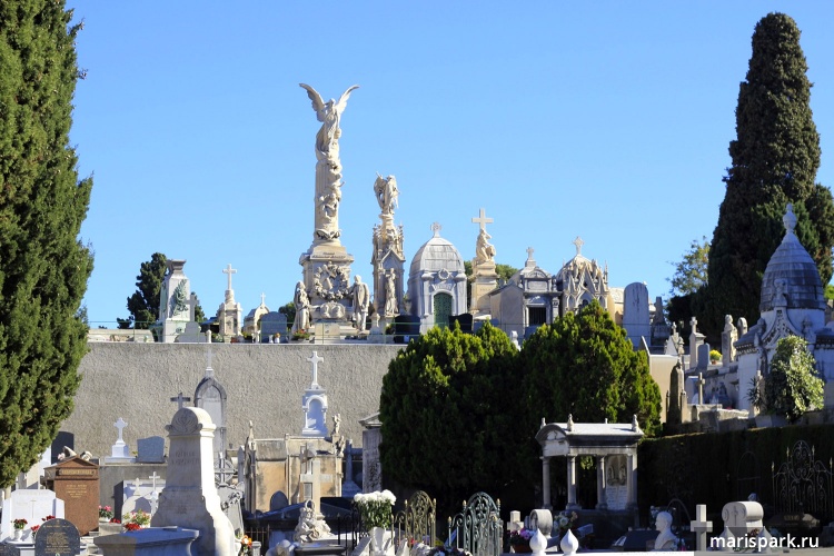 На фото: Кладбище Шато. Cemetery Colline du Chateau