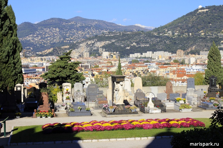 На фото: Кладбище Шато. Cemetery Colline du Chateau